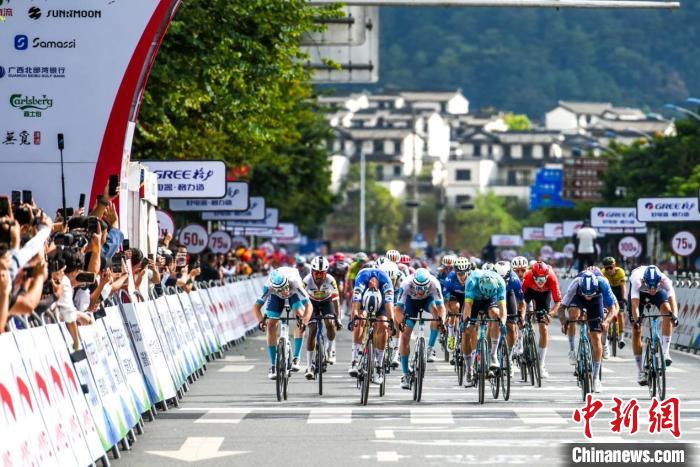 奥快步车队小将瓦尔·范格鲁威在环广西第二赛段