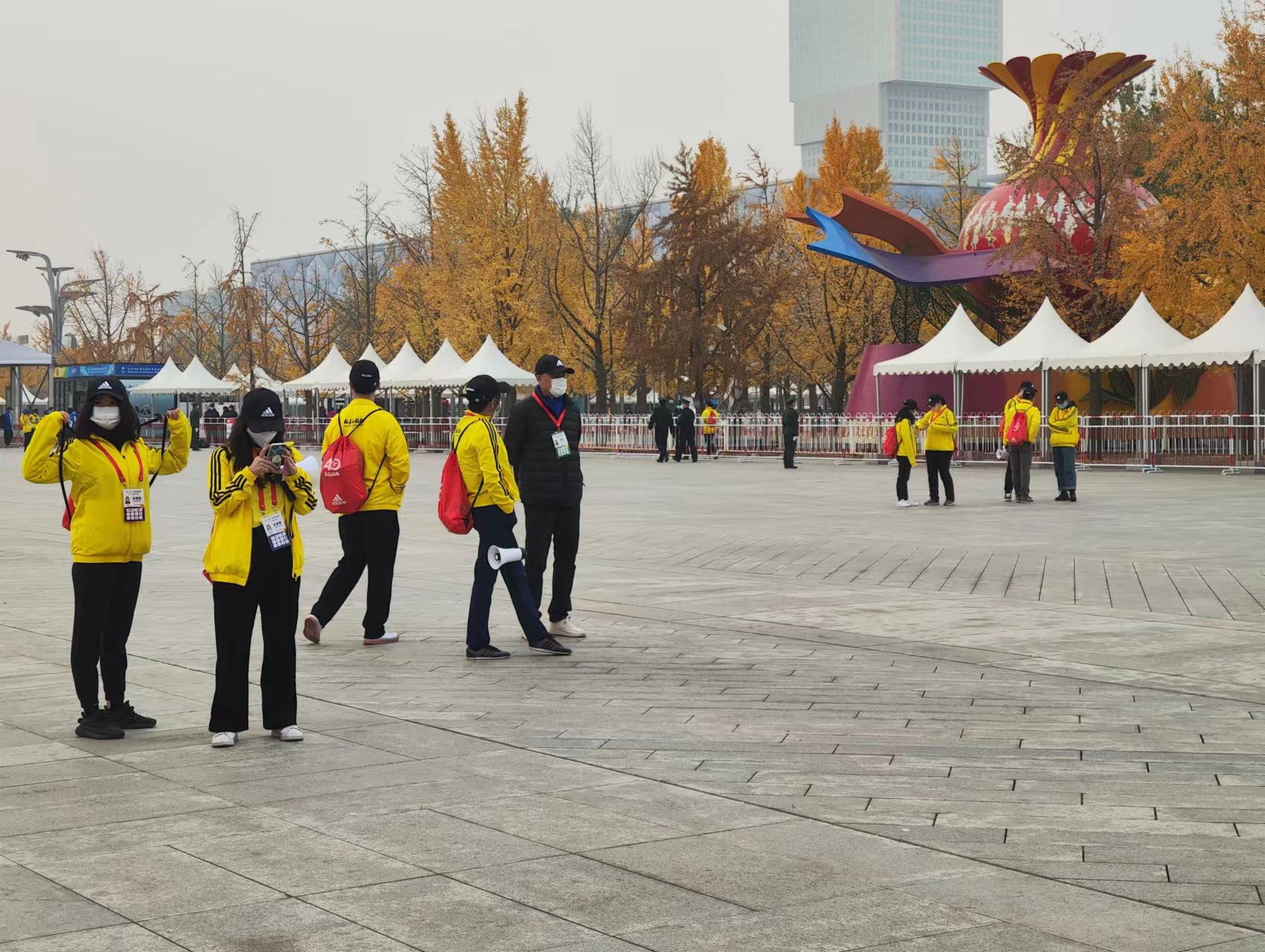 清晨的北京薄雾中，北京马拉松四十周年落幕，