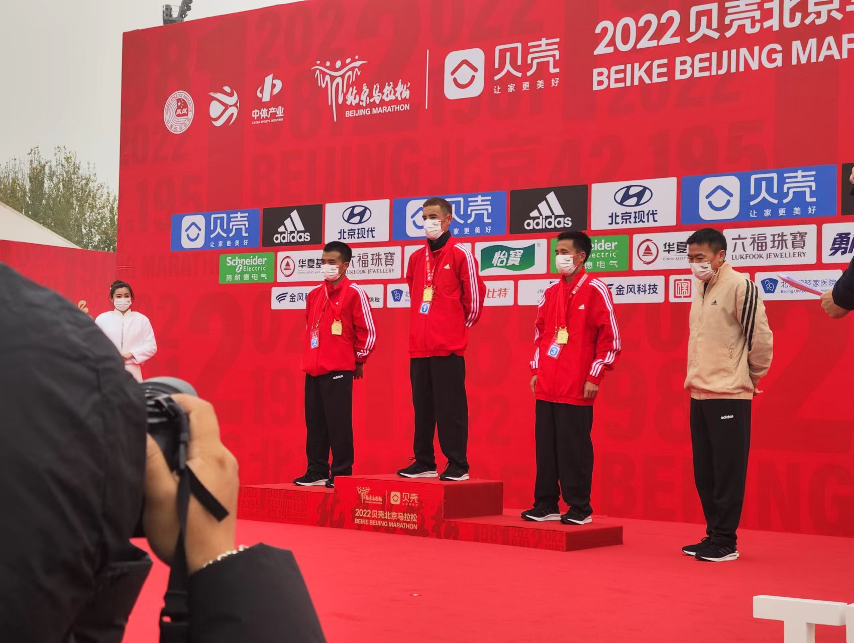 清晨的北京薄雾中，北京马拉松四十周年落幕，