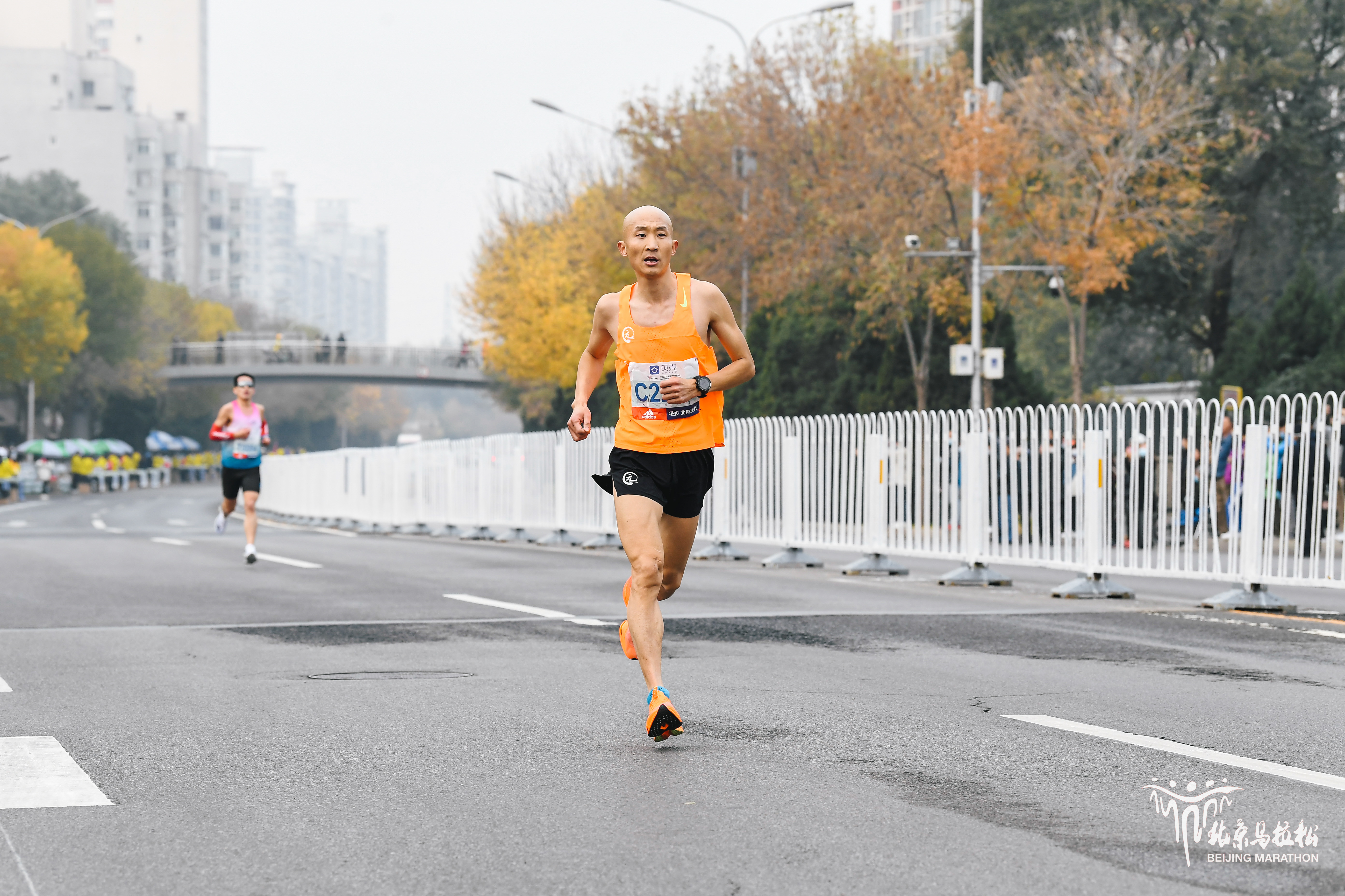 清晨的北京薄雾中，北京马拉松四十周年落幕，