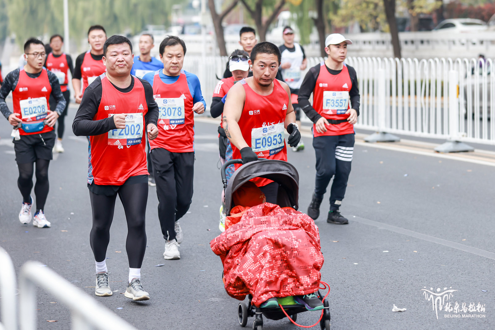 清晨的北京薄雾中，北京马拉松四十周年落幕，