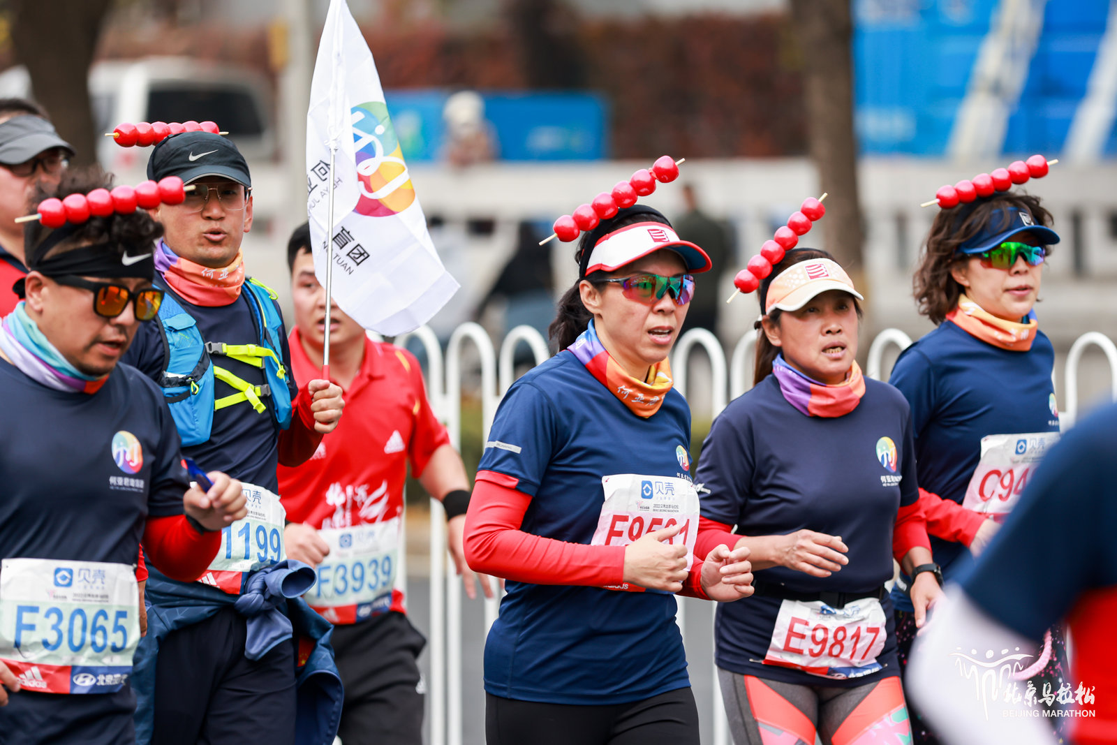 清晨的北京薄雾中，北京马拉松四十周年落幕，