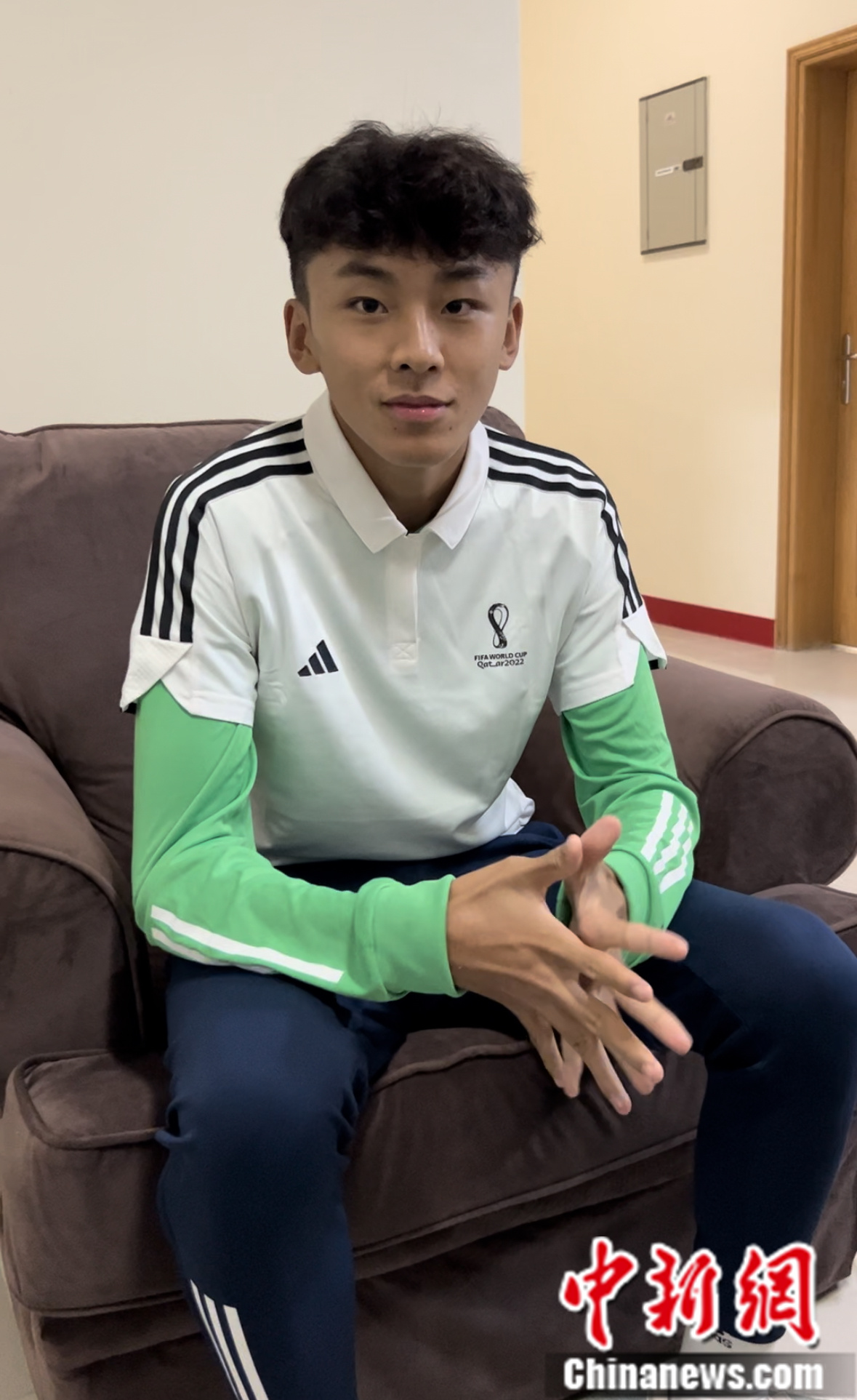 三位中国小球员亮相世界杯揭幕战担任护旗手