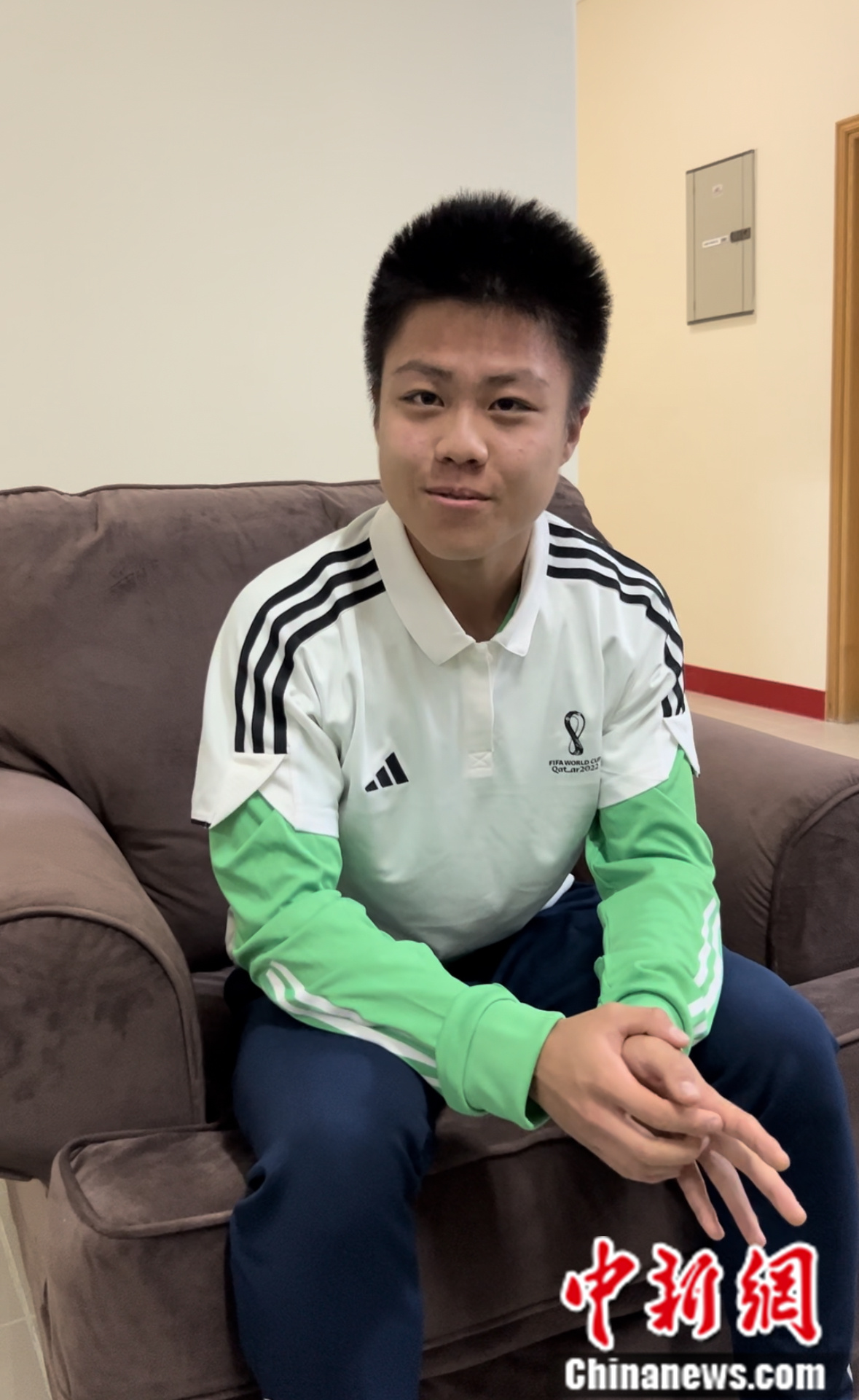 三位中国小球员亮相世界杯揭幕战担任护旗手