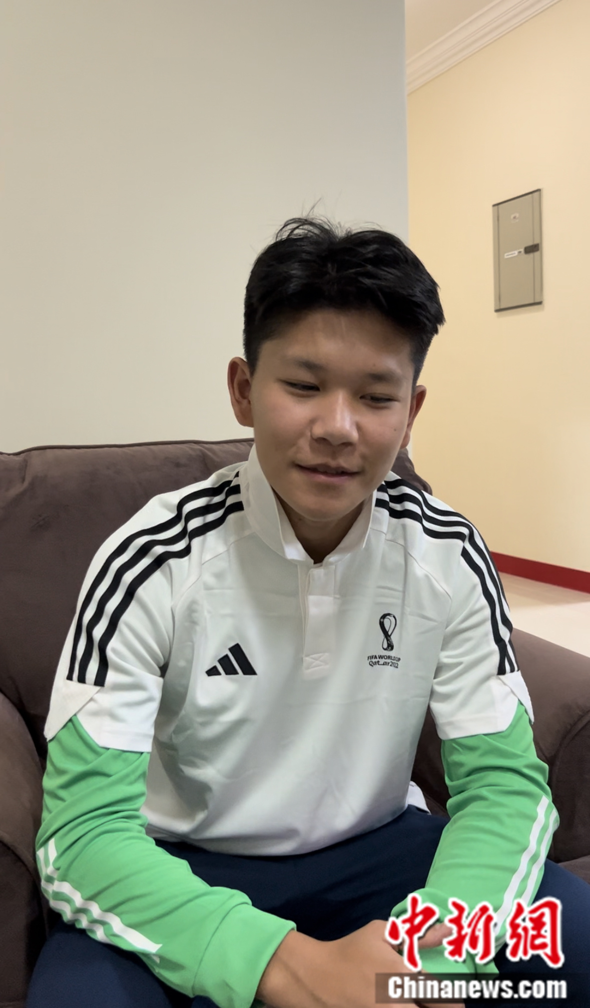 三位中国小球员亮相世界杯揭幕战担任护旗手