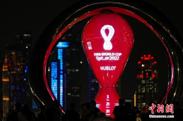 三位中国小球员亮相世界杯揭幕战担任护旗手