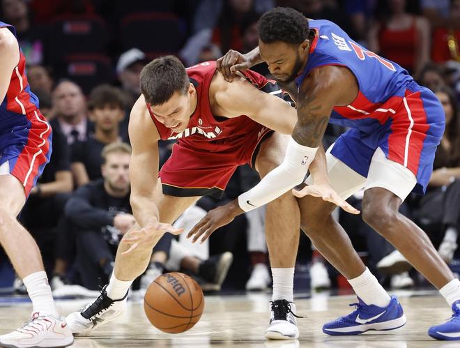 威少三双创生涯篮板纪录 超越年龄限制登顶最佳