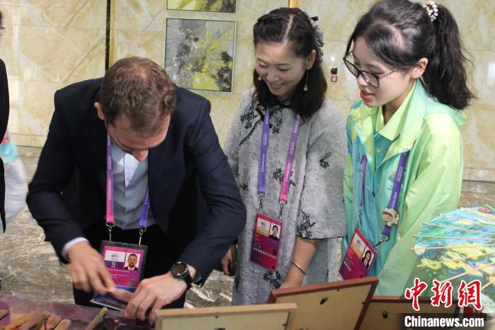 杭州亚运会志愿者以非遗文化架起跨文化交流桥