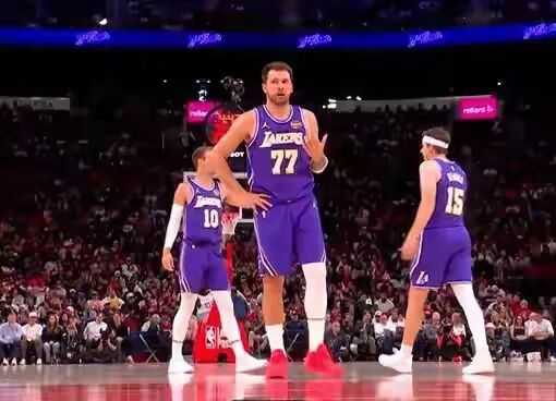 湖人客场双杀火箭豪取七连胜 詹姆斯东契奇联手