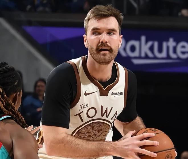 勇士惨败马刺角色球员扛起大旗 老将状态回暖引