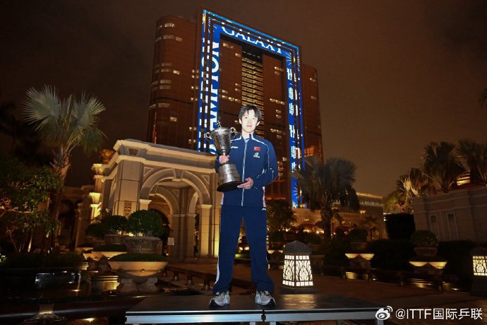 王楚钦孙颖莎澳门夺冠后拍摄城市宣传照庆胜利