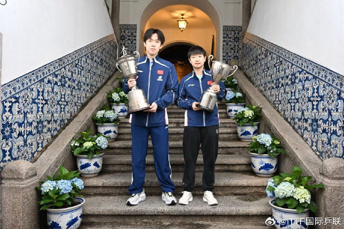 王楚钦孙颖莎澳门夺冠后拍摄城市宣传照庆胜利