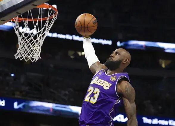 詹姆斯40岁仍砍准三双 创现役38岁以上球员30+纪录