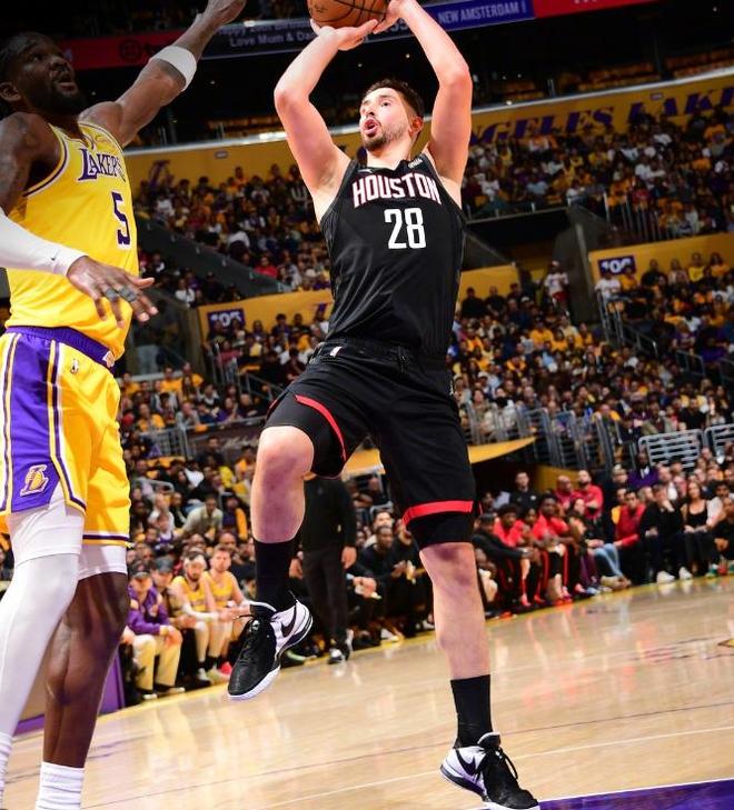 火箭季后赛首战遭遇挫折 申京低迷阿门独挑大梁