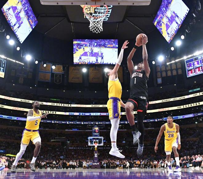 火箭季后赛首战遭遇挫折 申京低迷阿门独挑大梁