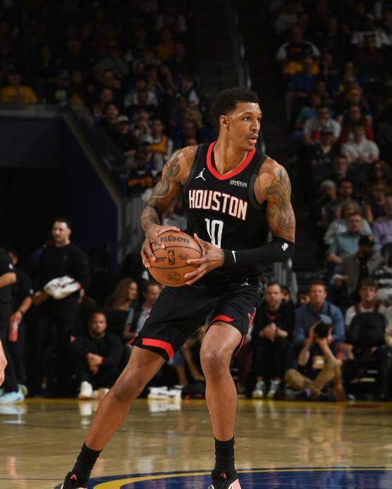 火箭季后赛首战遭遇挫折 申京低迷阿门独挑大梁