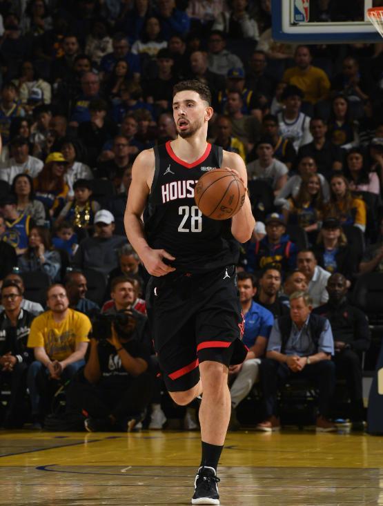 火箭季后赛首战遭遇挫折 申京低迷阿门独挑大梁