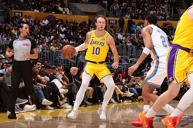 雷霆力克湖人登顶西部 肯纳德10+9助攻难挽败局