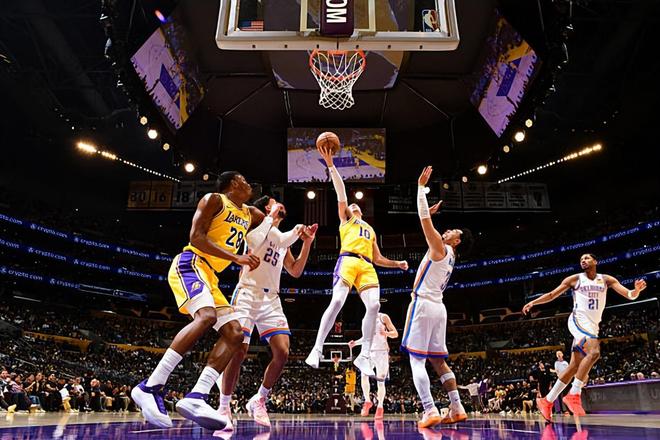 雷霆力克湖人登顶西部 肯纳德10+9助攻难挽败局