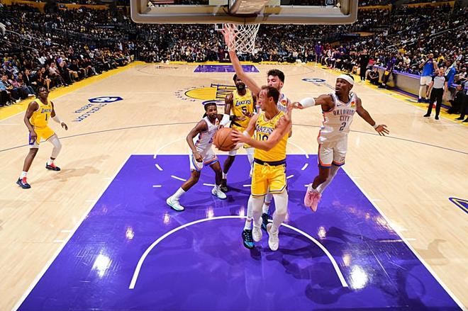雷霆力克湖人登顶西部 肯纳德10+9助攻难挽败局