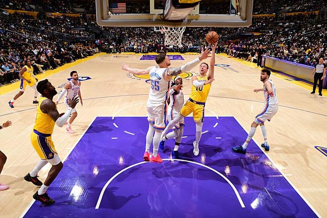 雷霆力克湖人登顶西部 肯纳德10+9助攻难挽败局