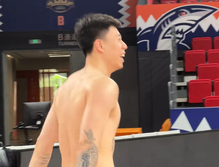 季后赛G1前瞻：张镇麟加练迎战山东 锈带队磨合
